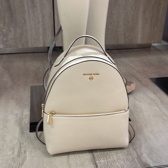 Michael Kors Women's Valerie Medium Pebbled Leather Backpack
Light Cream
NWT - Picture 4 of 16